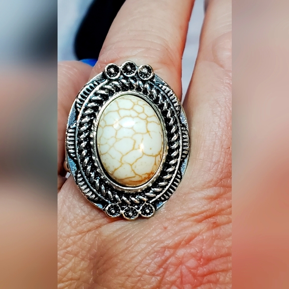 White Howlite Ring on Stretchy band - Picture 1 of 2